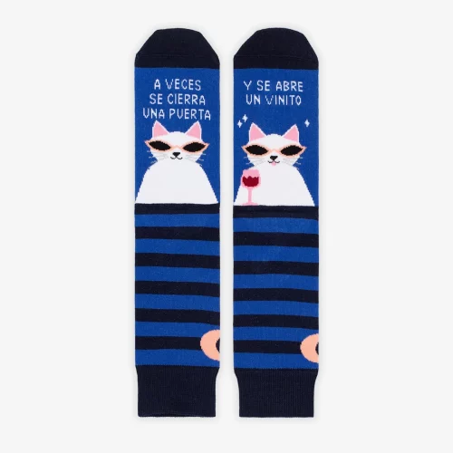 UO Calcetines "A veces se cierra una puerta y se abre un vinito"